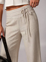 Pantalon large taille haute, ceinture à nouer