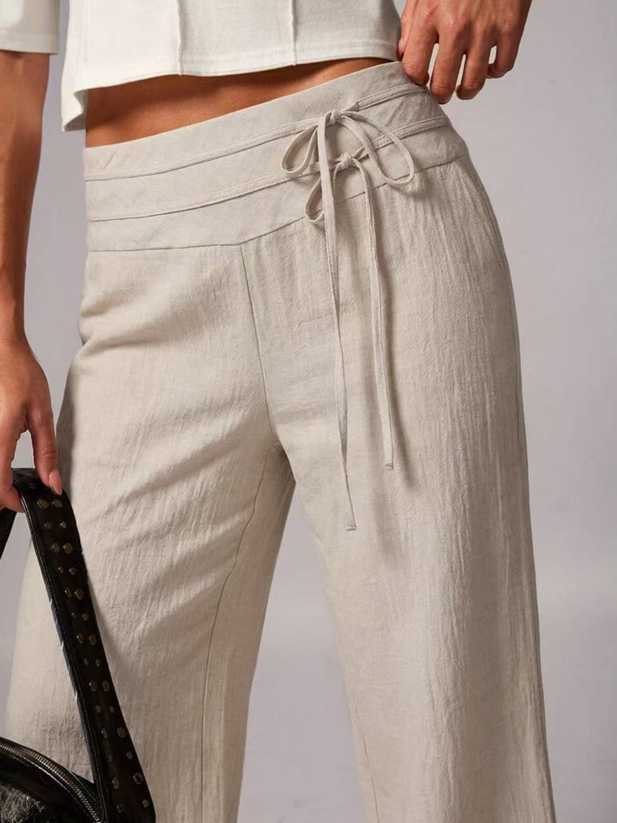 Pantalon large taille haute, ceinture à nouer