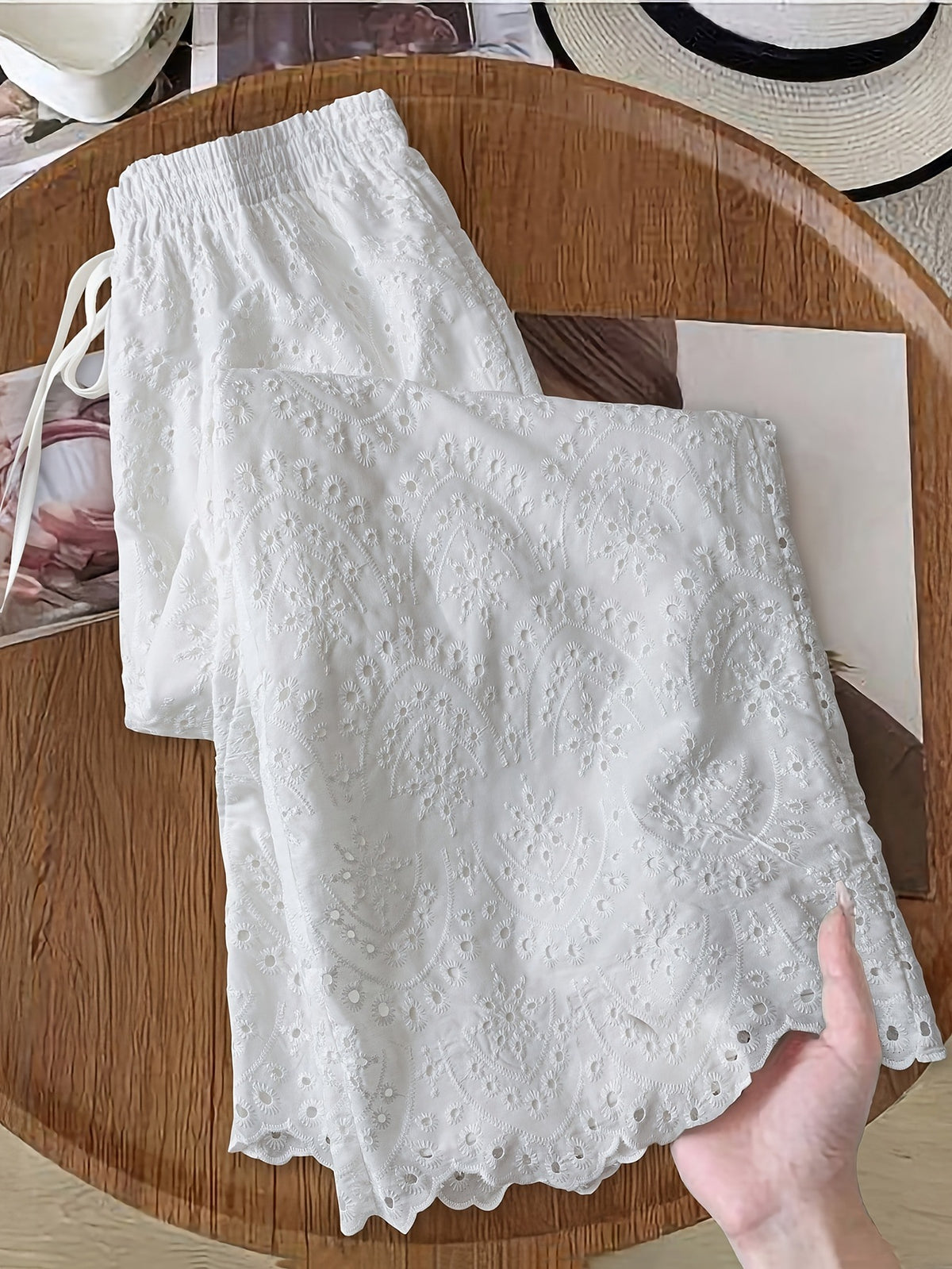 Pantalon large en broderie anglaise — blanc, ourlet festonné