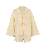 Pyjama écru à passepoil rose, veste nouée et short