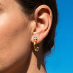Boucles d’oreilles en C serties de zircons — acier titane