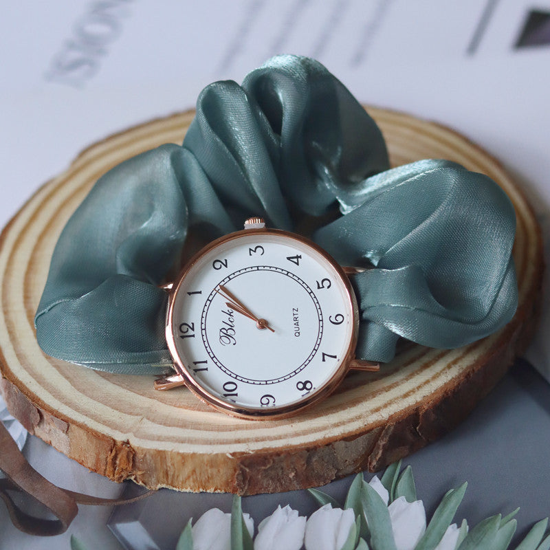 Montre femme à chiffres apparents et bracelet en voile