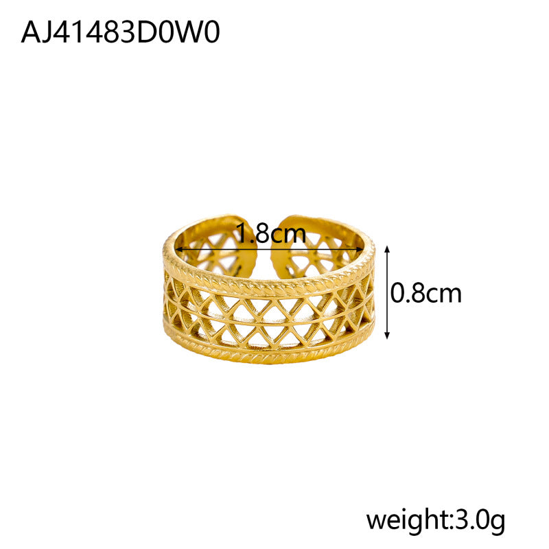 Bague dorée en acier titane — ajourée, torsadée ou sculptée — coloris