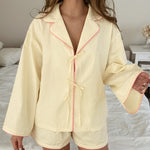 Pyjama écru à passepoil rose, veste nouée et short