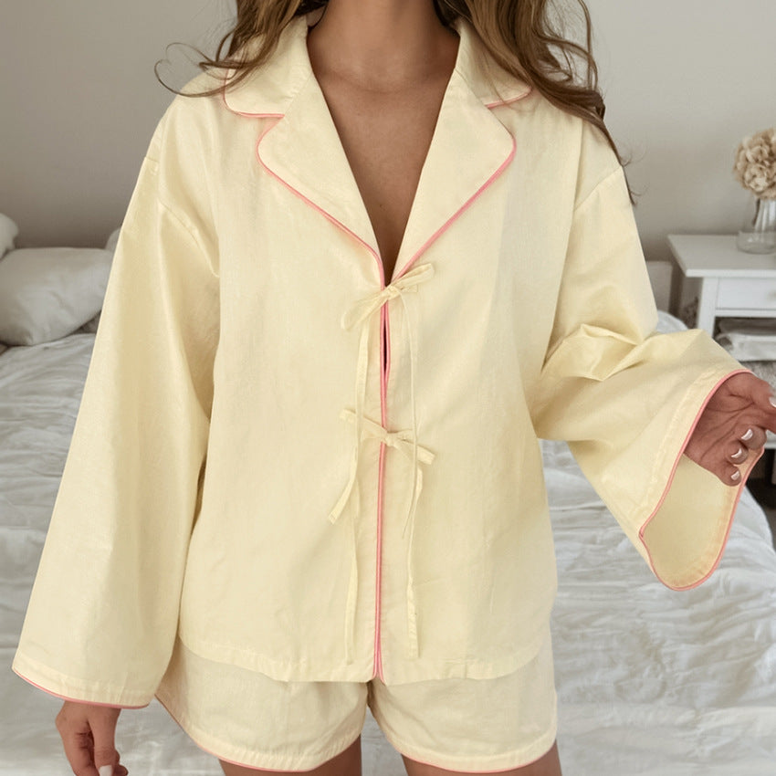 Pyjama écru à passepoil rose, veste nouée et short
