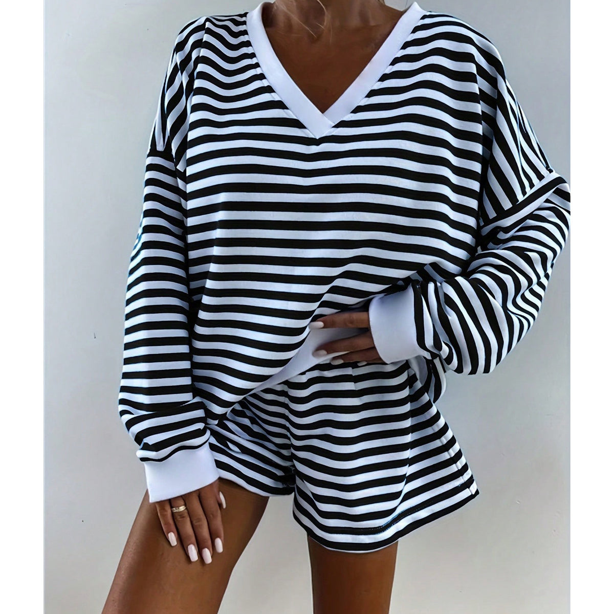 Ensemble d’intérieur rayé — sweat ample col V et short