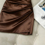 Robe courte moulante en satin, col V croisé