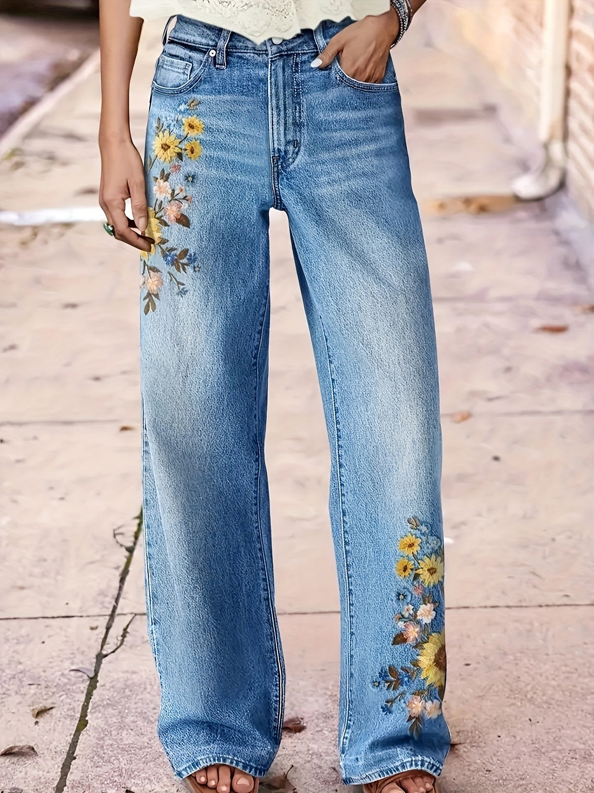 Pantalon large en denim délavé à broderie fleurie