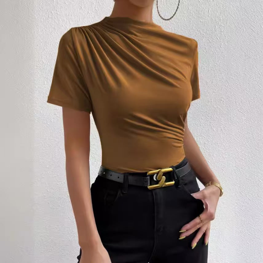 T-shirt drapé à col montant — manches courtes, coupe ajustée