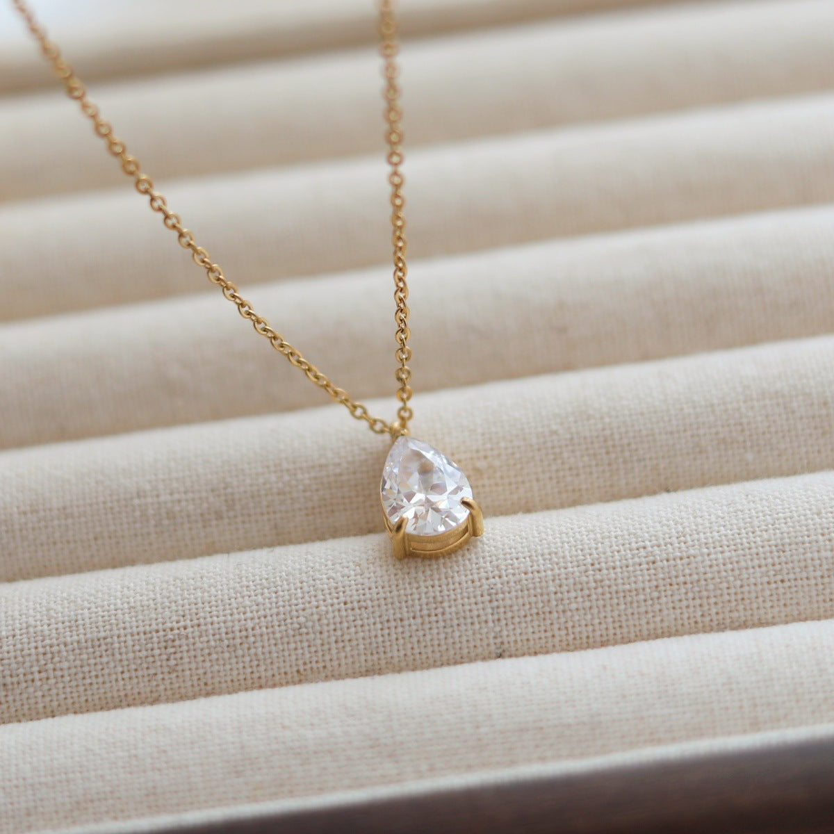 Collier pendentif goutte en zircon — doré ou argenté, acier inoxydable