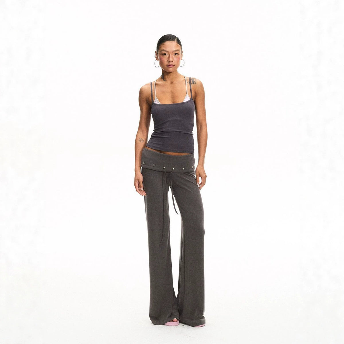 Pantalon large gris à taille repliée cloutée