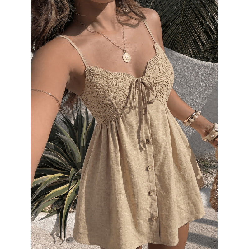 Robe courte à bretelles, buste crocheté et boutons