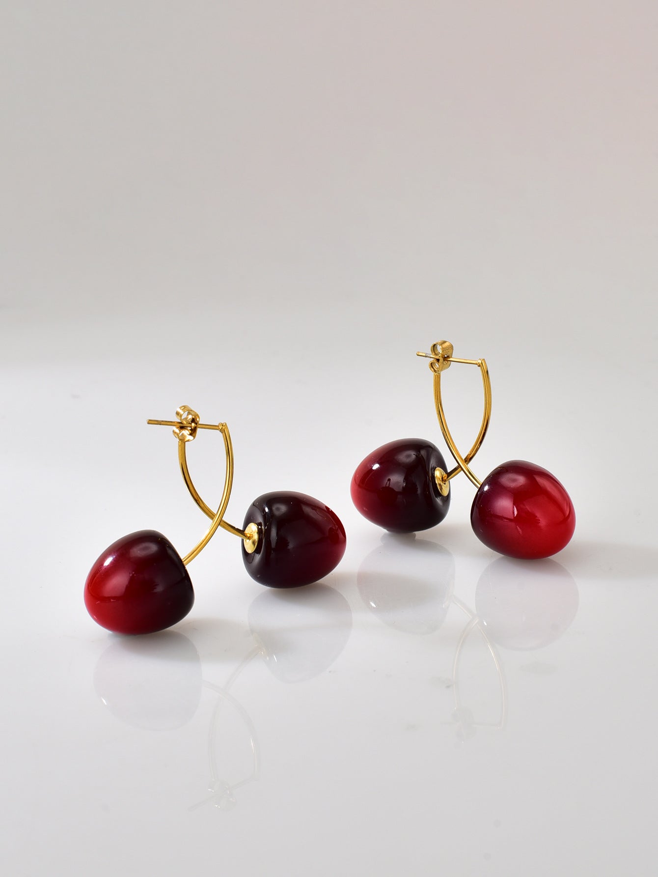 Puces d’oreilles cerise rouge en acier inoxydable