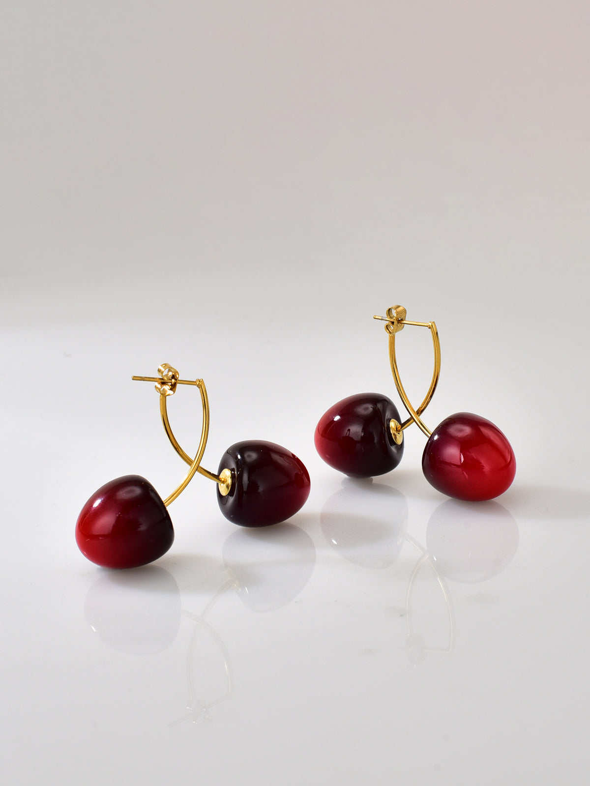 Puces d’oreilles cerise rouge en acier inoxydable