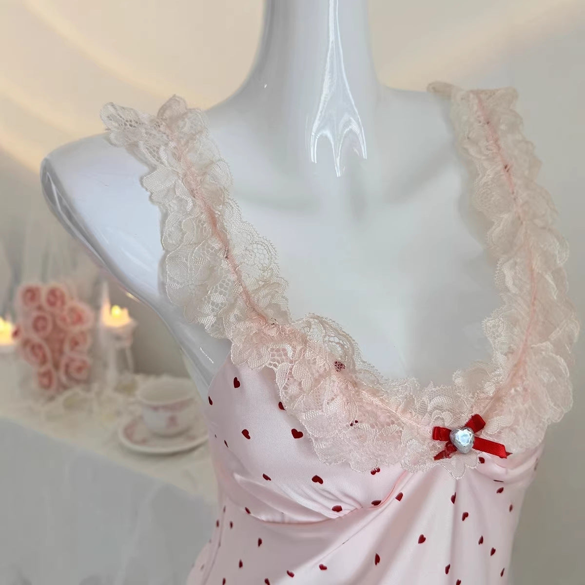 Nuisette en satin rose à petits cœurs — bretelles en dentelle