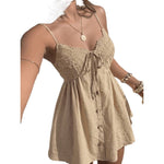 Robe courte à bretelles, buste crocheté et boutons