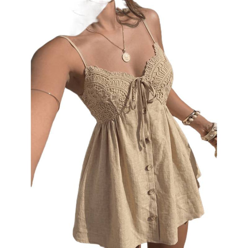 Robe courte à bretelles, buste crocheté et boutons