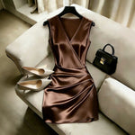 Robe courte moulante en satin, col V croisé