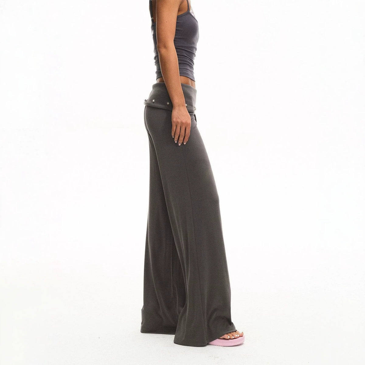 Pantalon large gris à taille repliée cloutée
