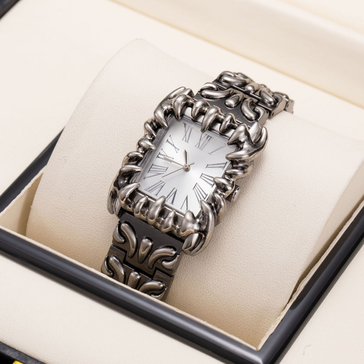 Montre rectangulaire à boîtier et bracelet ciselés — coloris