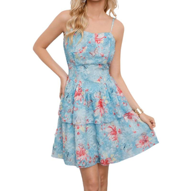 Robe courte à bretelles, fleurs sur tissu texturé