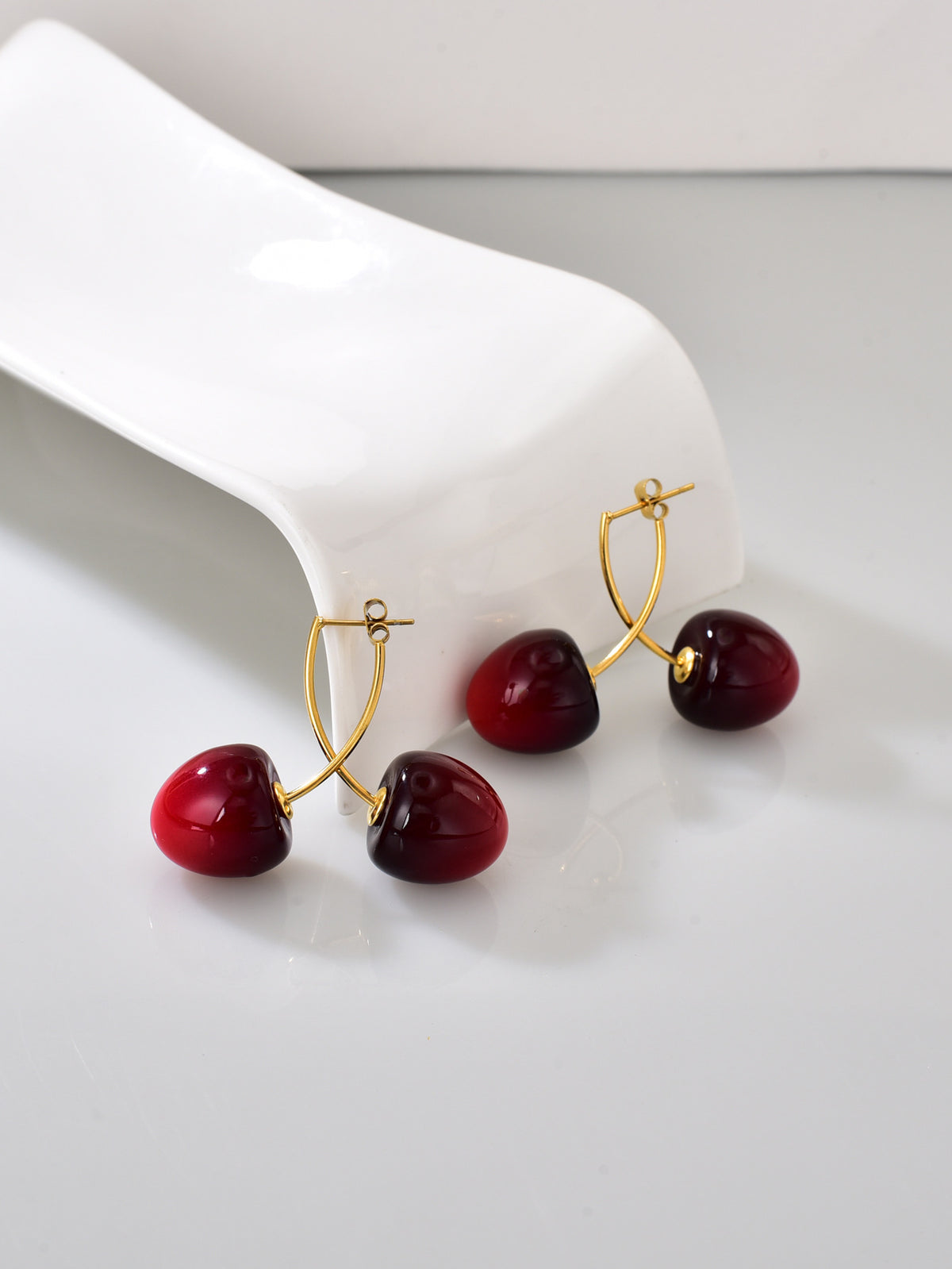 Puces d’oreilles cerise rouge en acier inoxydable