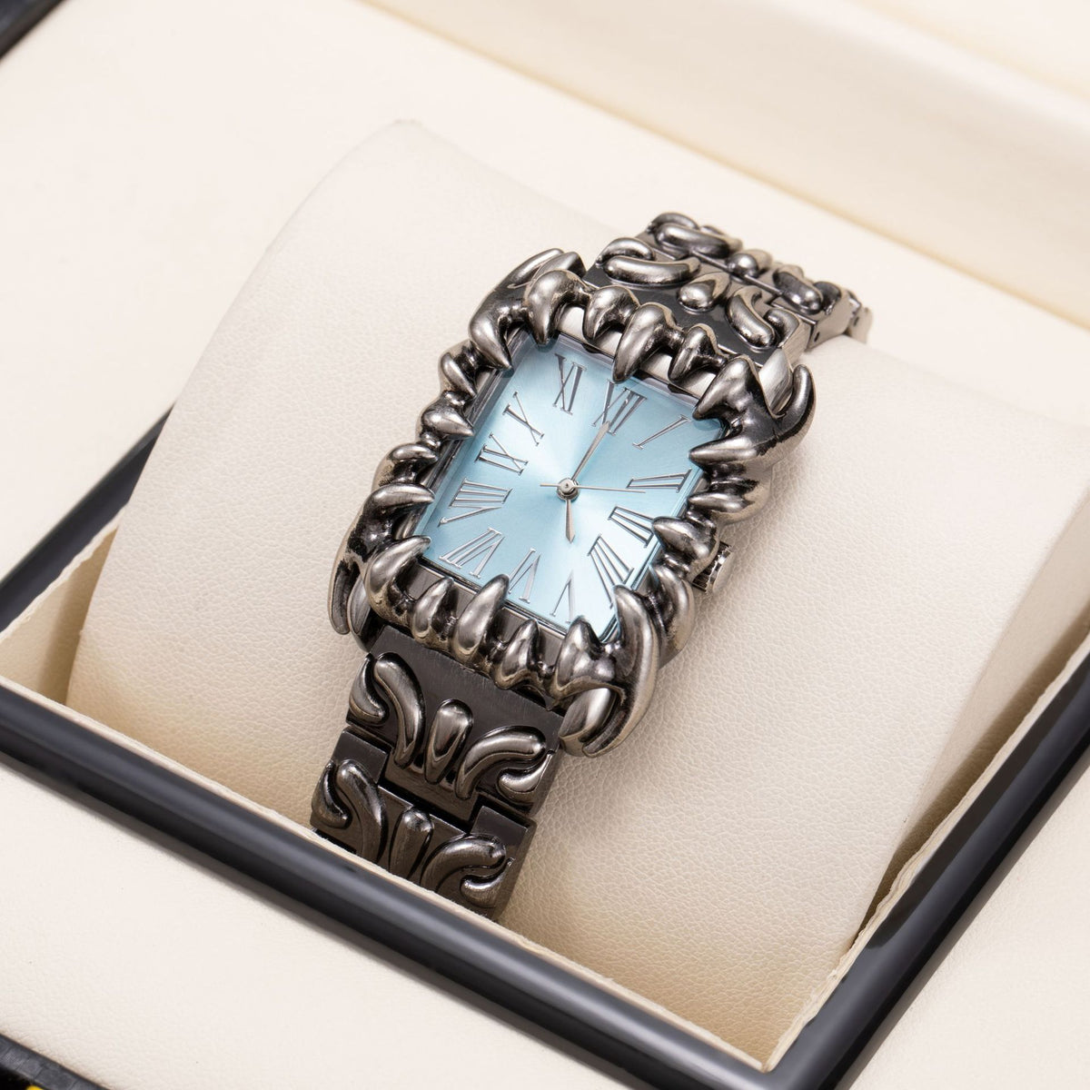 Montre rectangulaire à boîtier et bracelet ciselés
