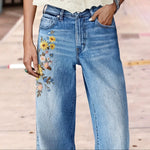 Pantalon large en denim délavé à broderie fleurie