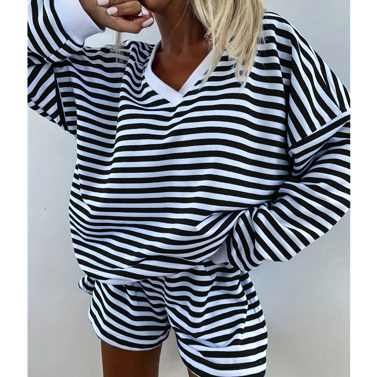 Ensemble d’intérieur rayé — sweat ample col V et short — coloris
