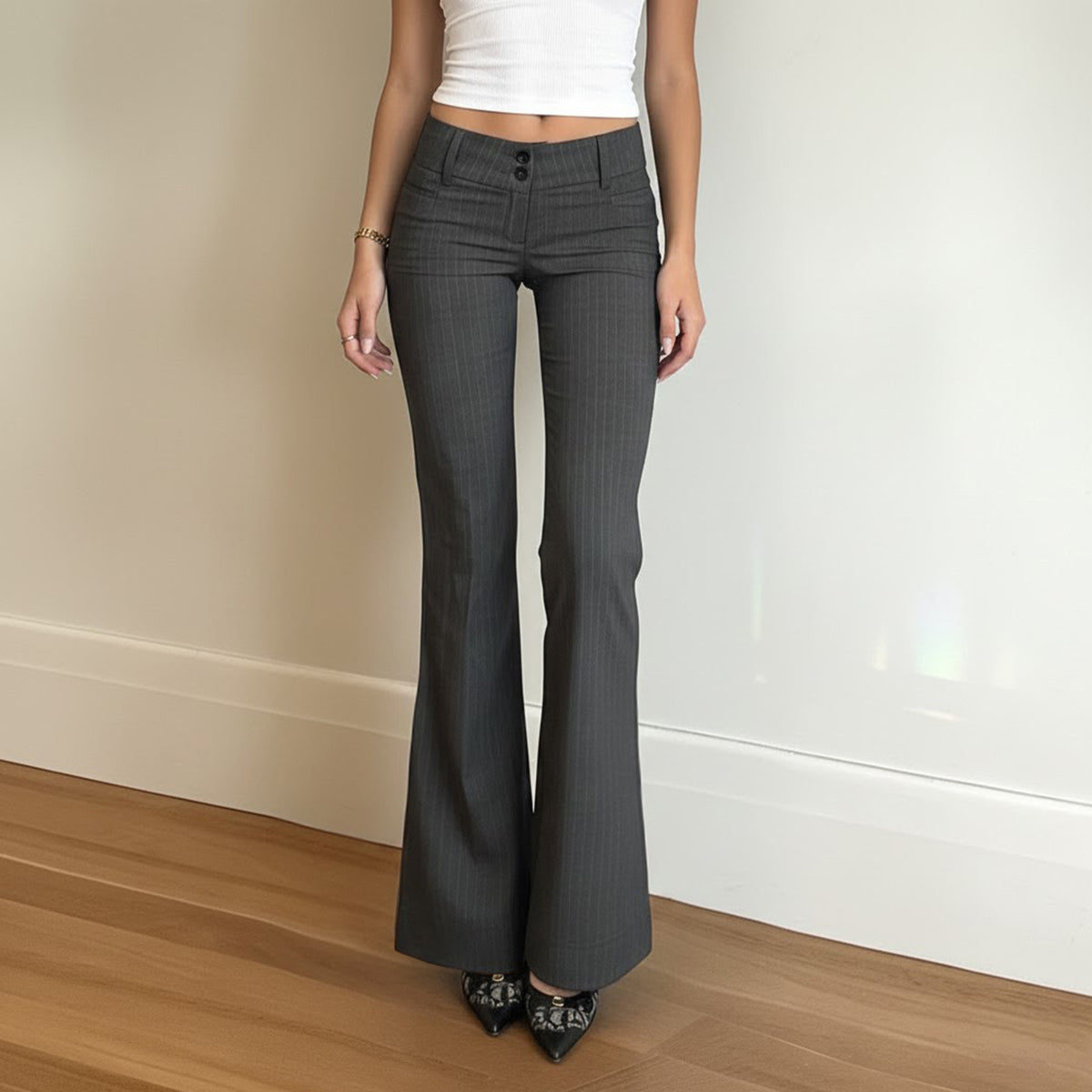 Pantalon tailleur rayé, taille basse et jambe évasée