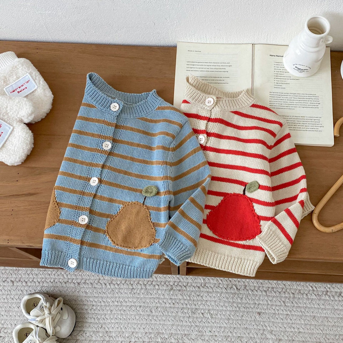 Gilet enfant en maille rayée à poches fruits — pomme ou poire