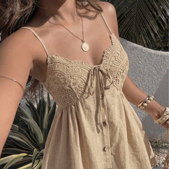 Robe courte à bretelles, buste crocheté et boutons