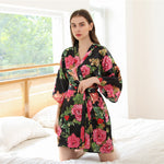 Kimono court en satin à fleurs de pivoine — ceinture à nouer