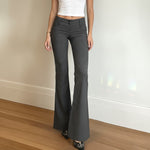 Pantalon tailleur rayé, taille basse et jambe évasée