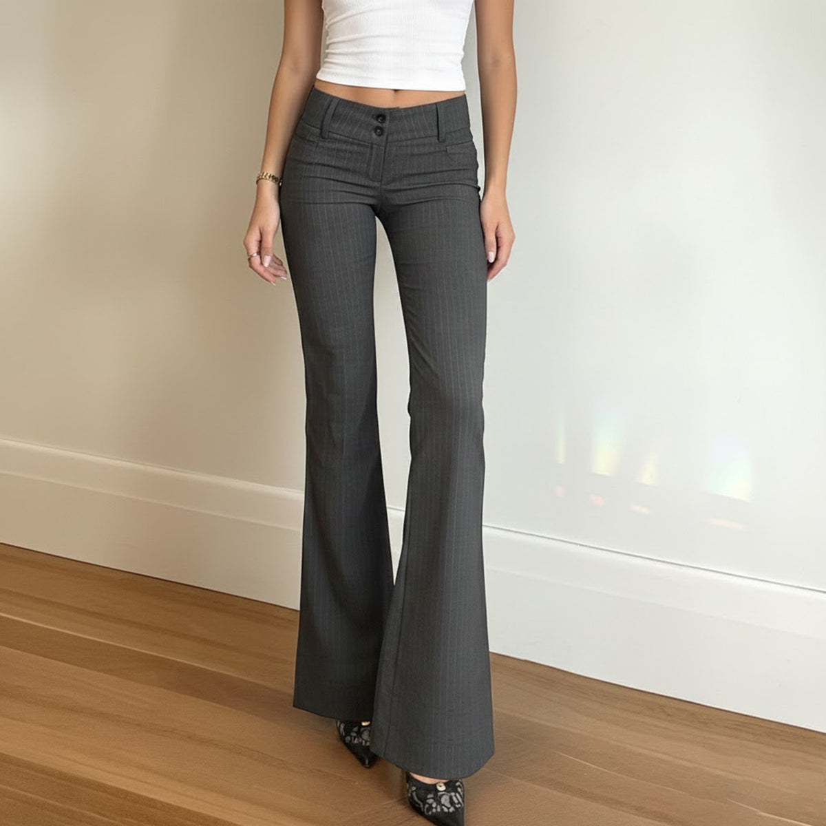 Pantalon tailleur rayé, taille basse et jambe évasée