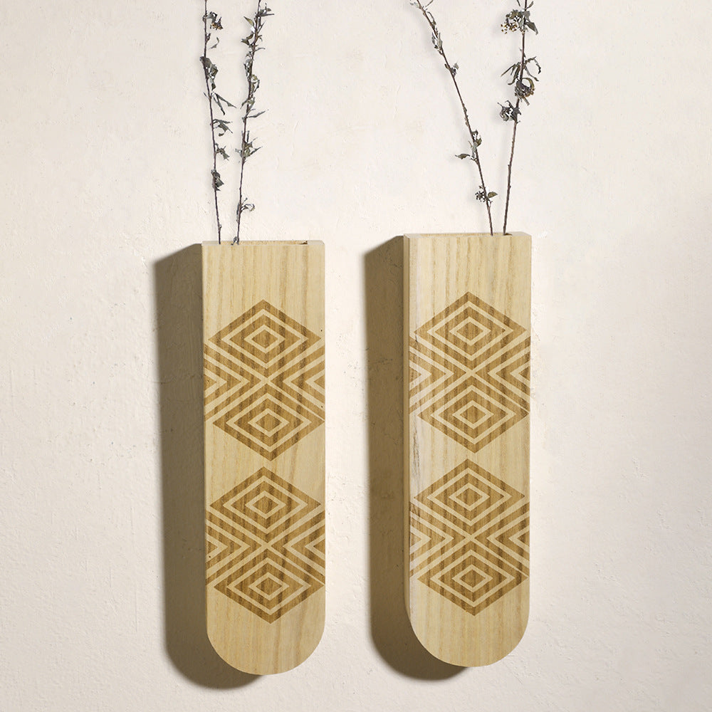 Vase mural en bois gravé, pour fleurs séchées