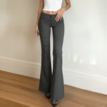 Pantalon tailleur rayé, taille basse et jambe évasée
