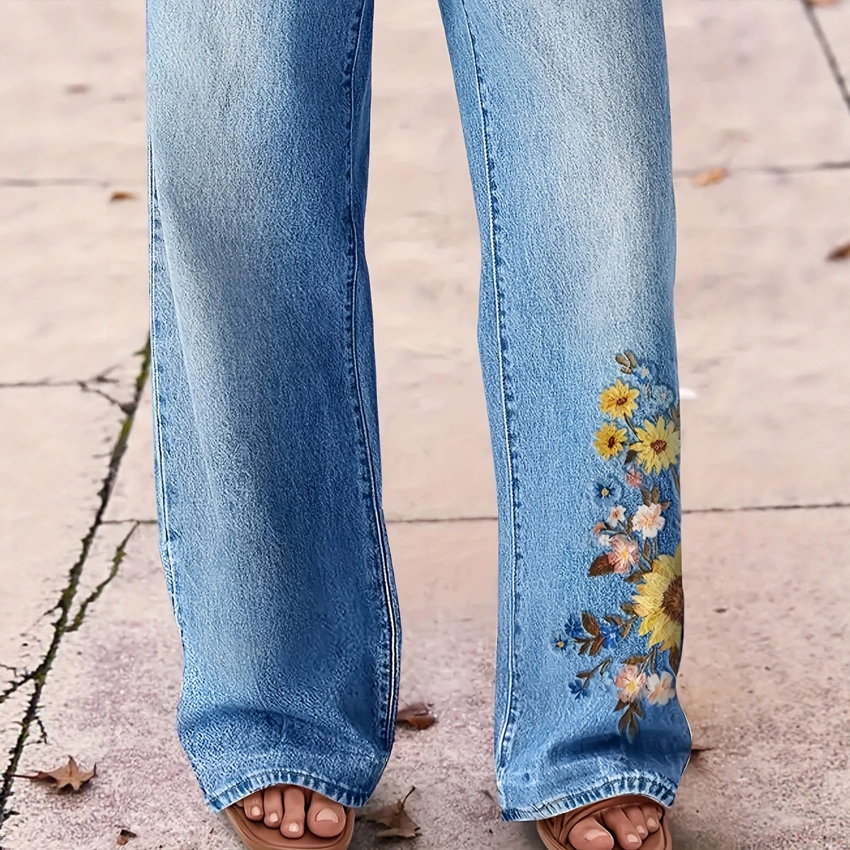 Pantalon large en denim délavé à broderie fleurie