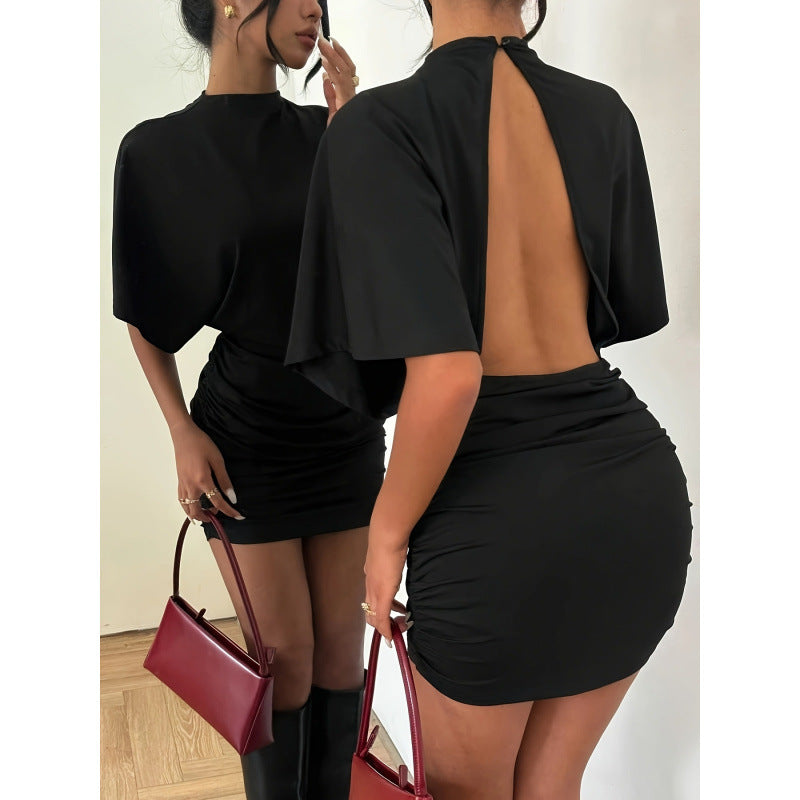 Robe courte noire à dos ouvert et manches cape