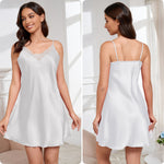 Nuisette courte en satin, col V bordé de dentelle — coloris