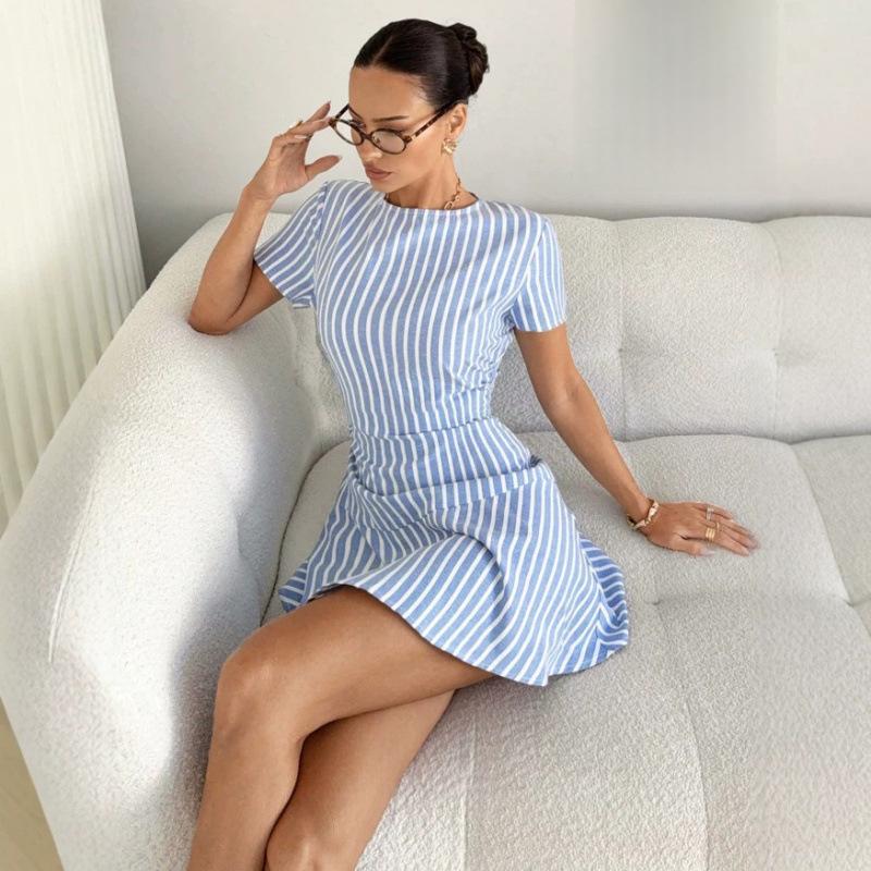 Robe courte rayée à taille marquée