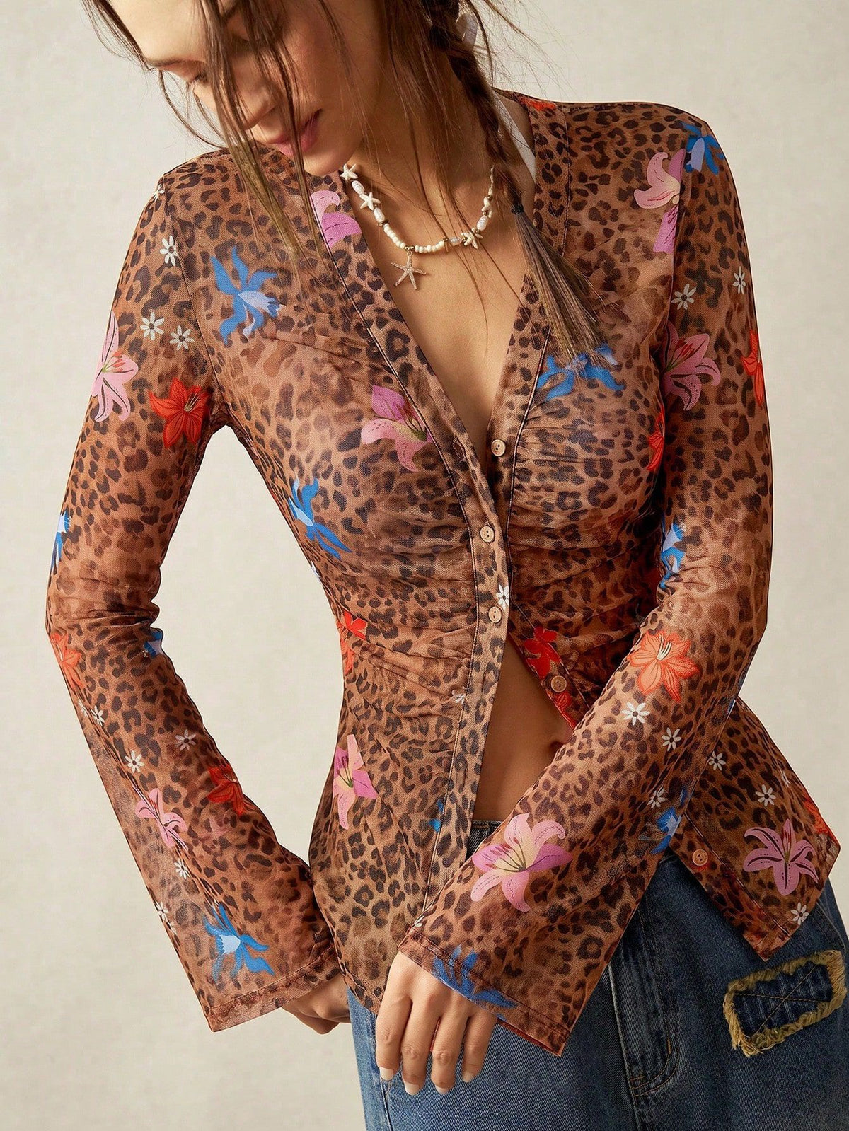 Chemise en tulle imprimé léopard et fleurs, manches évasées