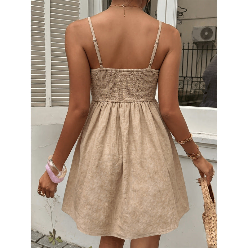 Robe courte à bretelles, buste crocheté et boutons