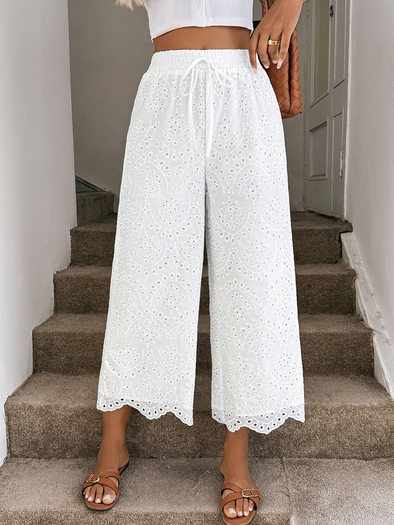 Pantalon large en broderie anglaise — blanc, ourlet festonné