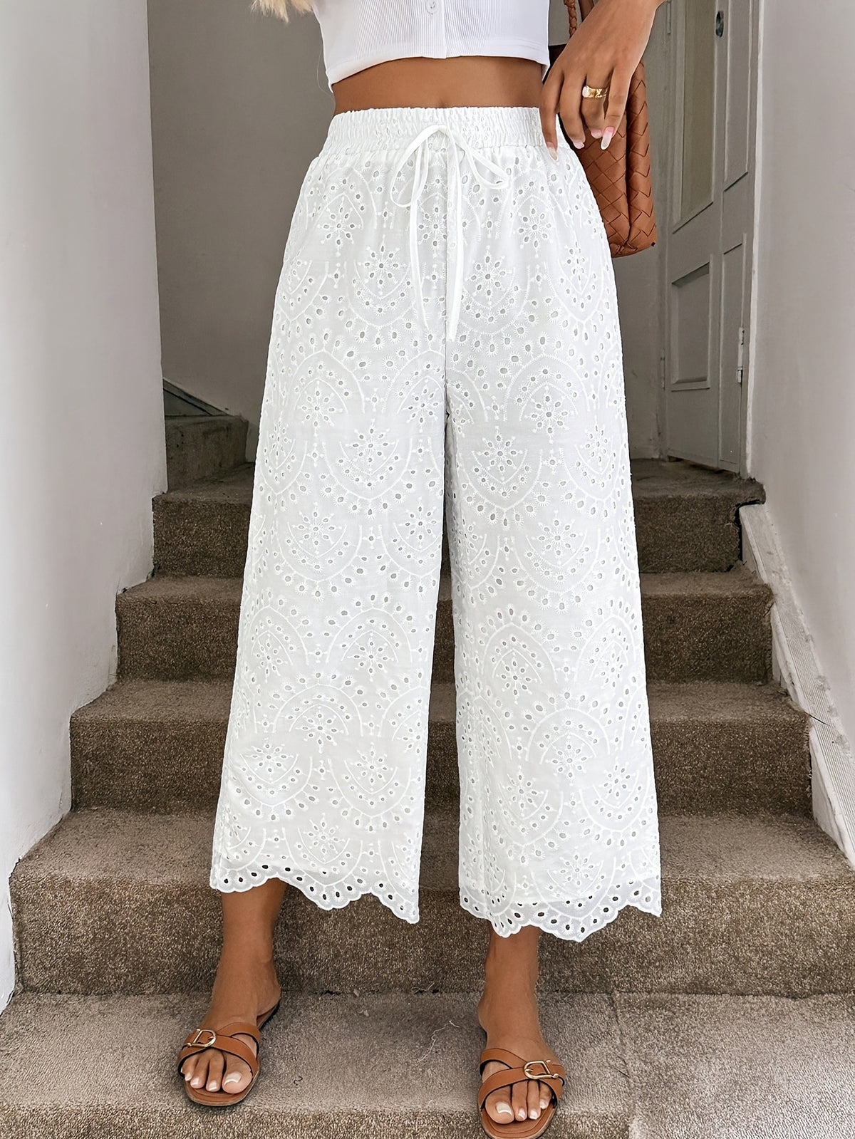 Pantalon large en broderie anglaise — blanc, ourlet festonné