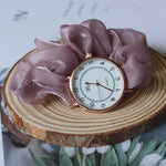 Montre femme à chiffres apparents et bracelet en voile