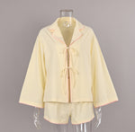 Pyjama écru à passepoil rose, veste nouée et short