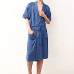 Peignoir mi-long à col mao et ceinture — manches courtes