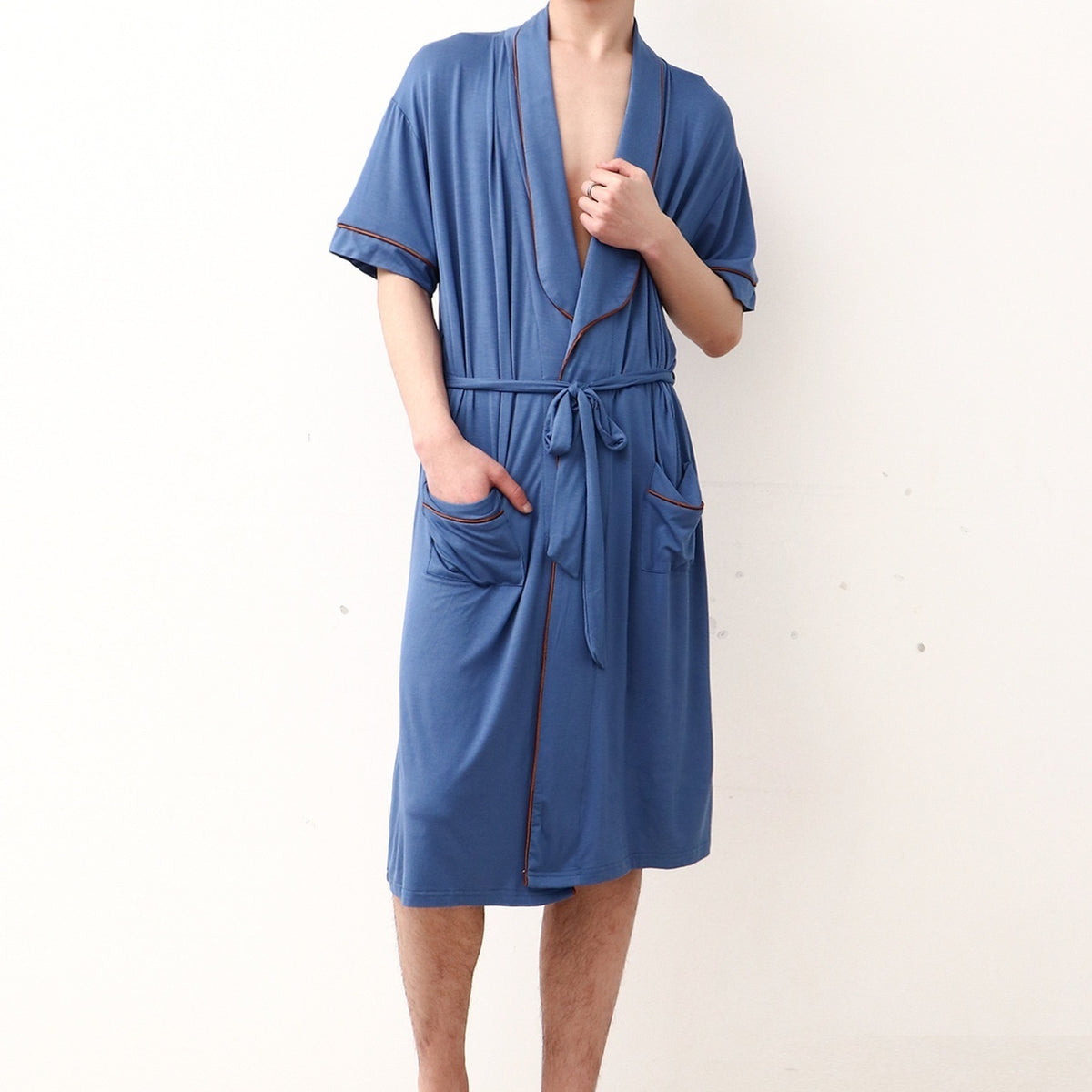 Peignoir mi-long à col mao et ceinture — manches courtes