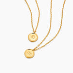 Collier médaille ronde gravée d'une initiale — plaqué or 18 carats sur acier